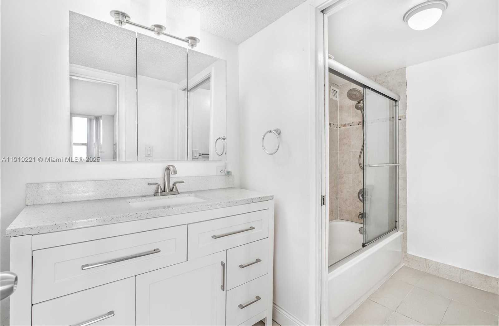 Small Image of 17011 NORTH BAY RD #707, Sunny Isles Beach Number 3