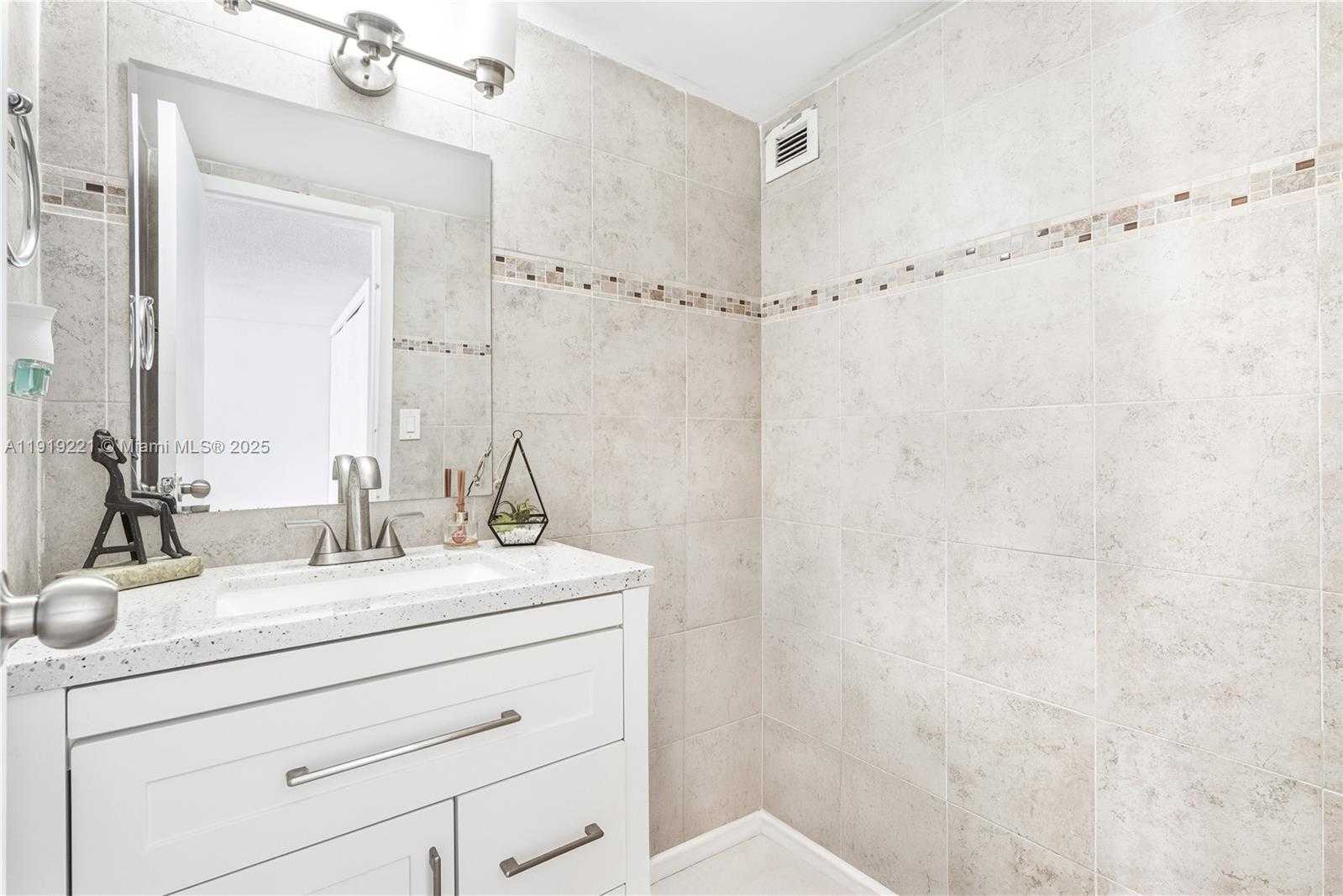 Small Image of 17011 NORTH BAY RD #707, Sunny Isles Beach Number 4