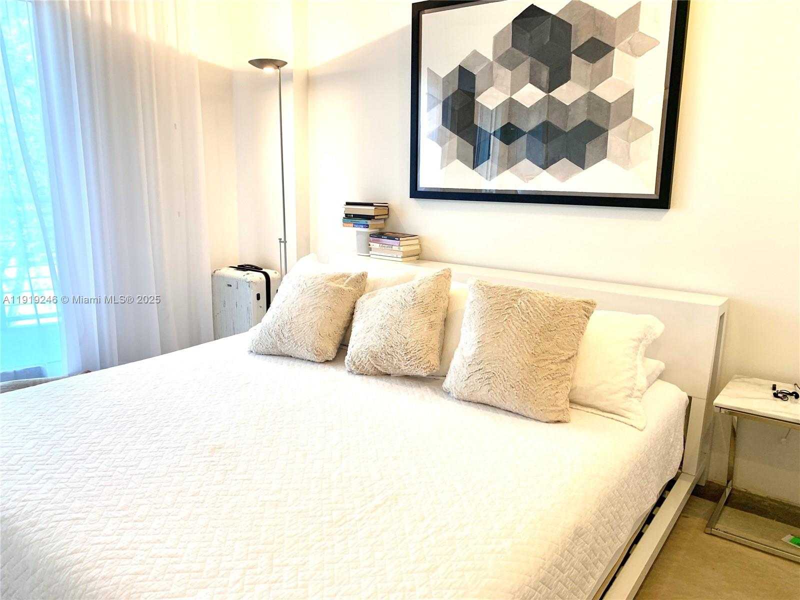 Small Image of 2001 MERIDIAN AVE #330, Miami Beach Number 9