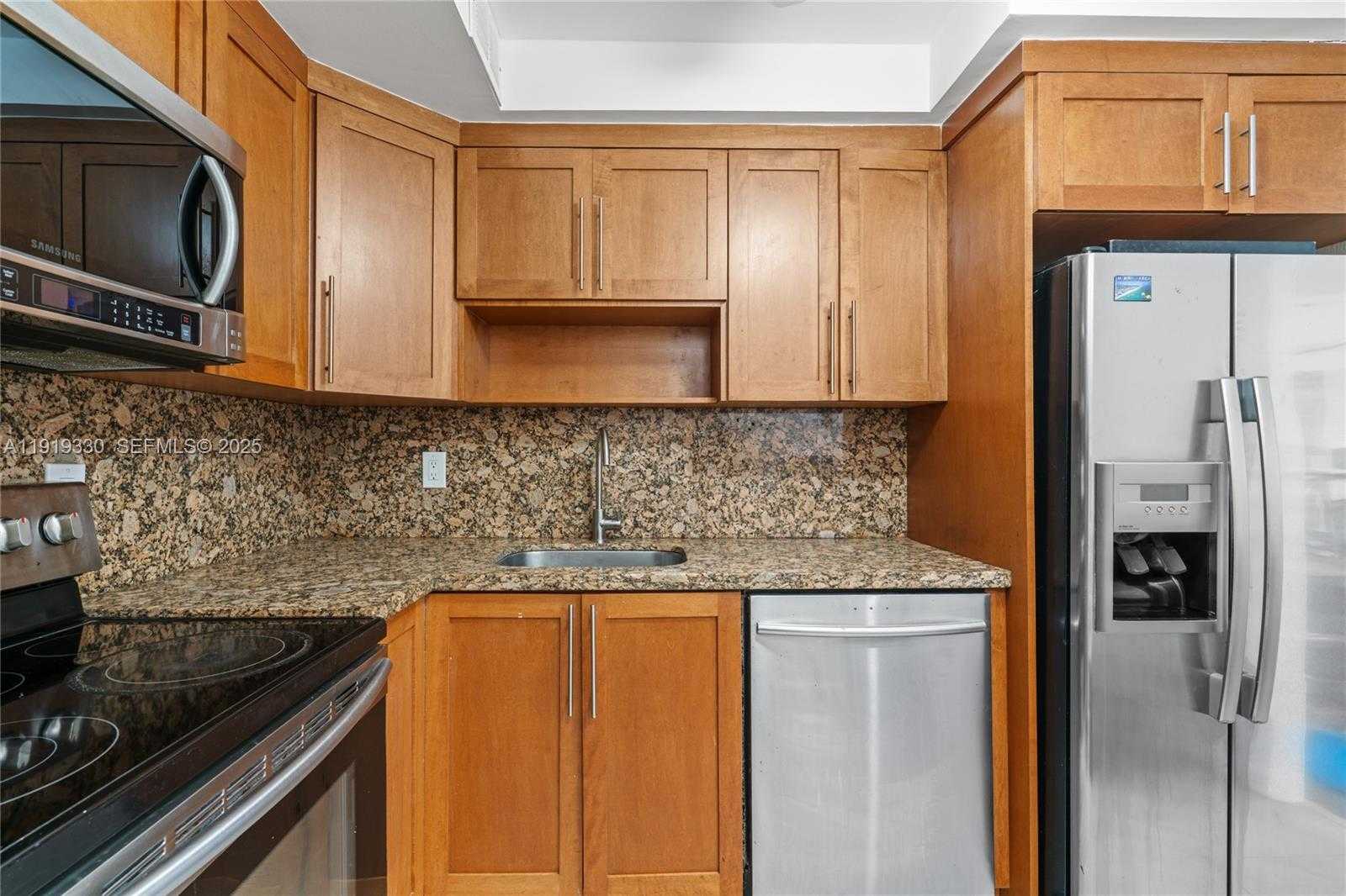 Small Image of 4101 PINE TREE DR #1112, Miami Beach Number 10