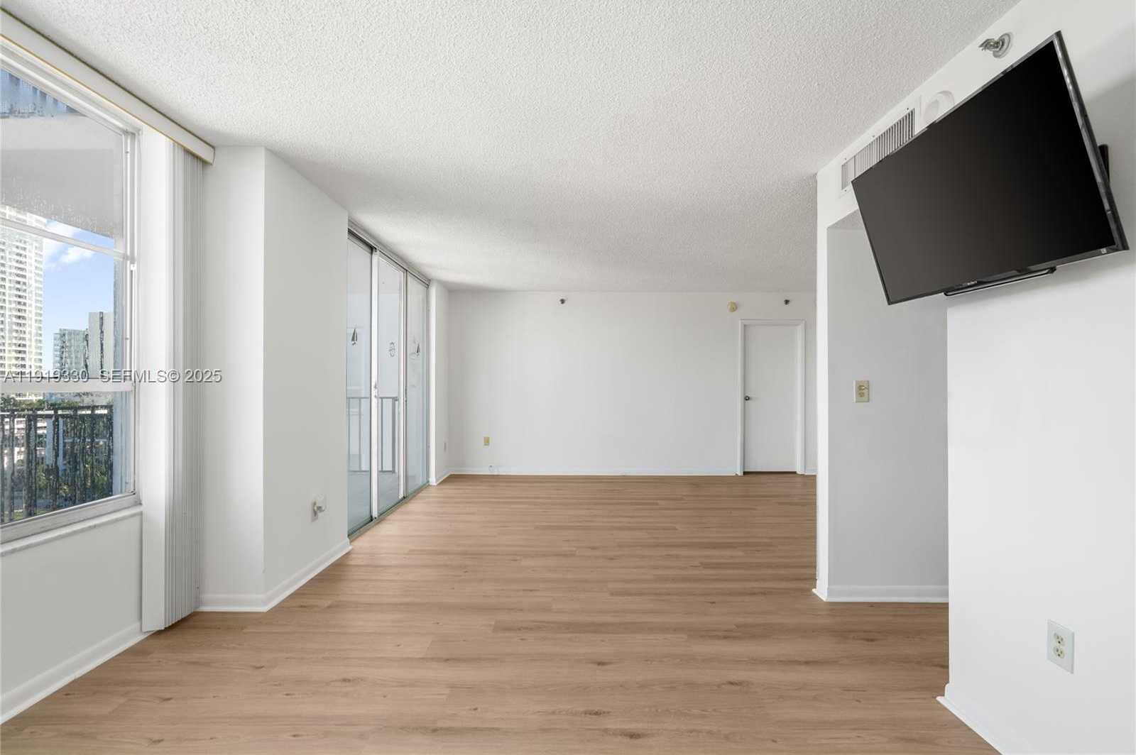 Small Image of 4101 PINE TREE DR #1112, Miami Beach Number 17