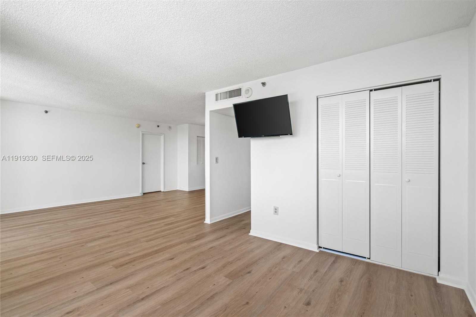 Small Image of 4101 PINE TREE DR #1112, Miami Beach Number 18