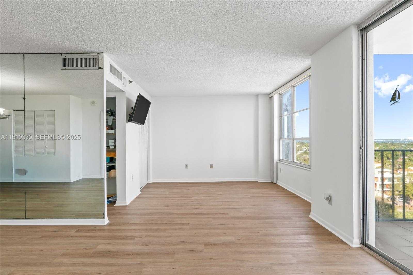 Small Image of 4101 PINE TREE DR #1112, Miami Beach Number 19