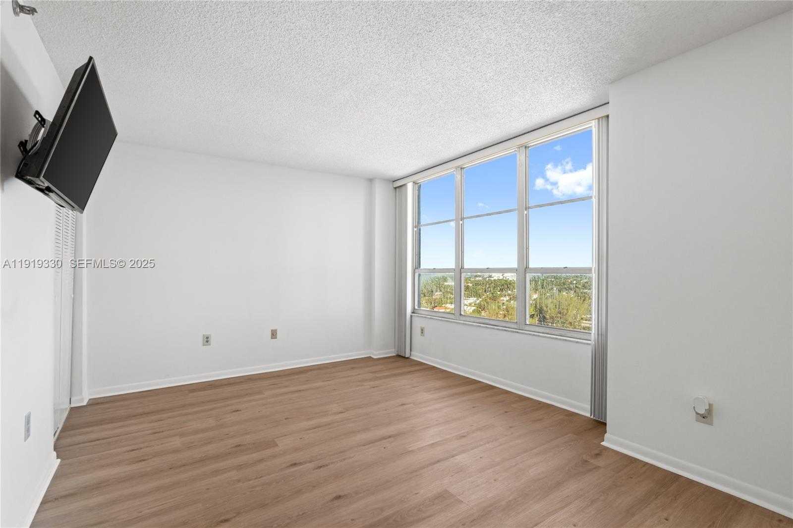 Small Image of 4101 PINE TREE DR #1112, Miami Beach Number 20