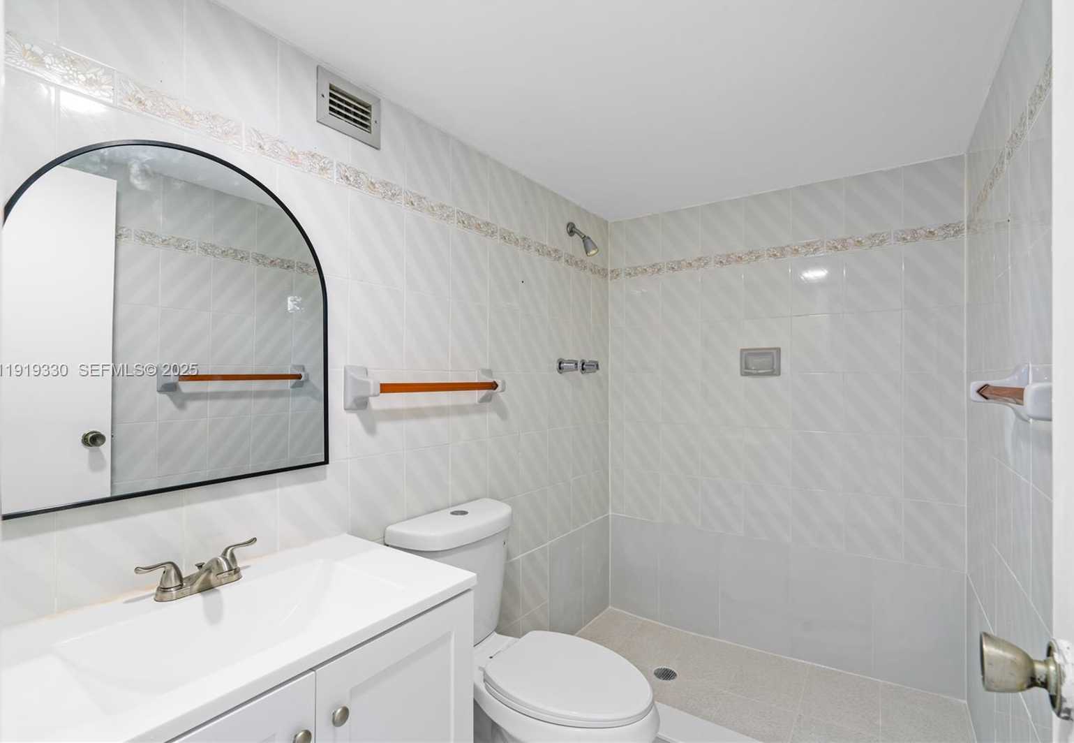 Small Image of 4101 PINE TREE DR #1112, Miami Beach Number 23