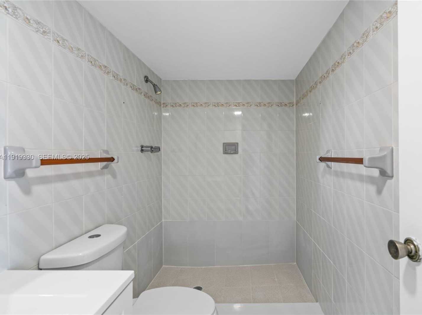 Small Image of 4101 PINE TREE DR #1112, Miami Beach Number 24