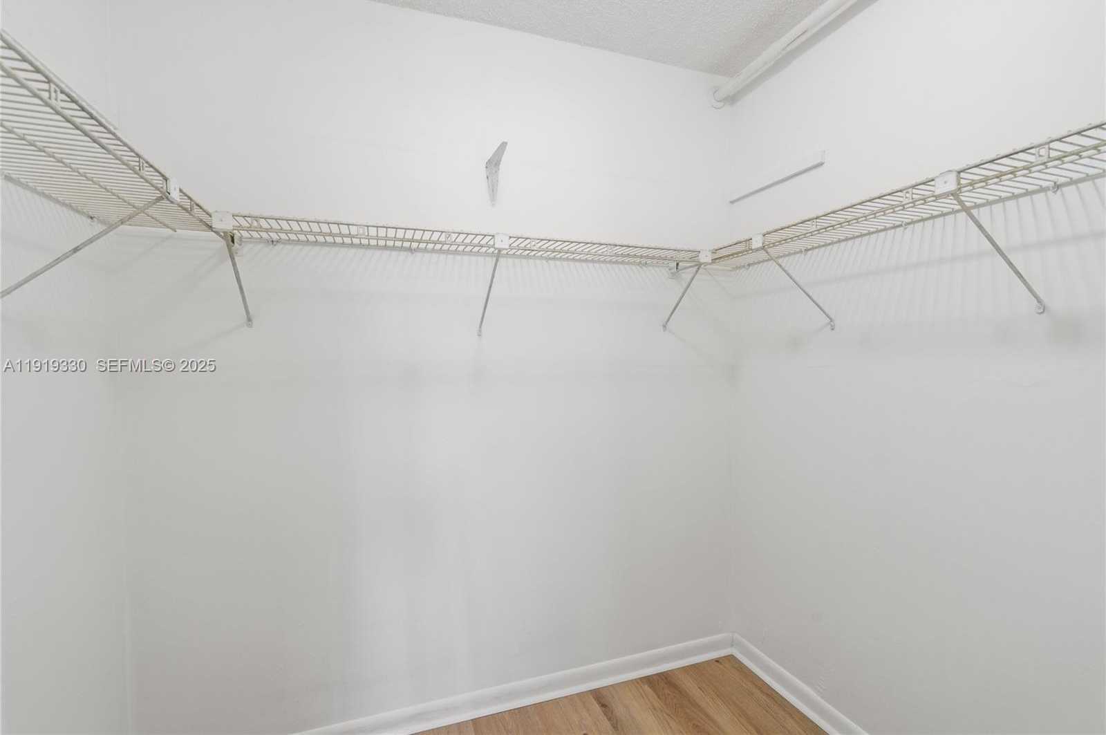 Small Image of 4101 PINE TREE DR #1112, Miami Beach Number 25