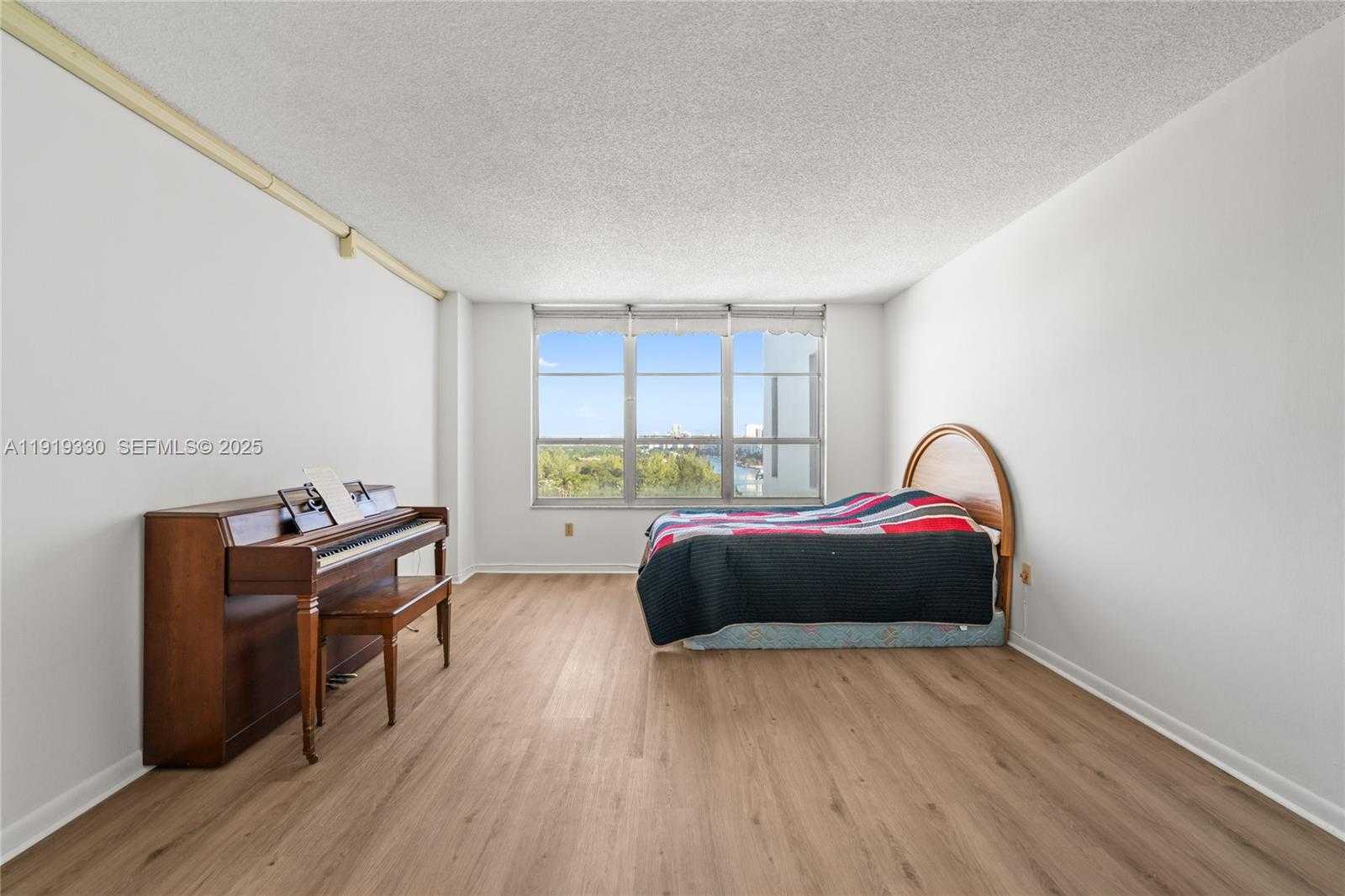Small Image of 4101 PINE TREE DR #1112, Miami Beach Number 27