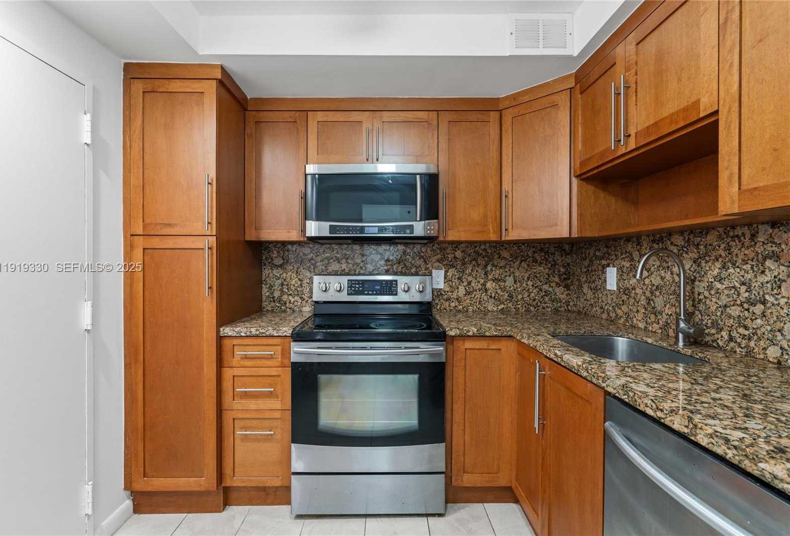 Small Image of 4101 PINE TREE DR #1112, Miami Beach Number 9