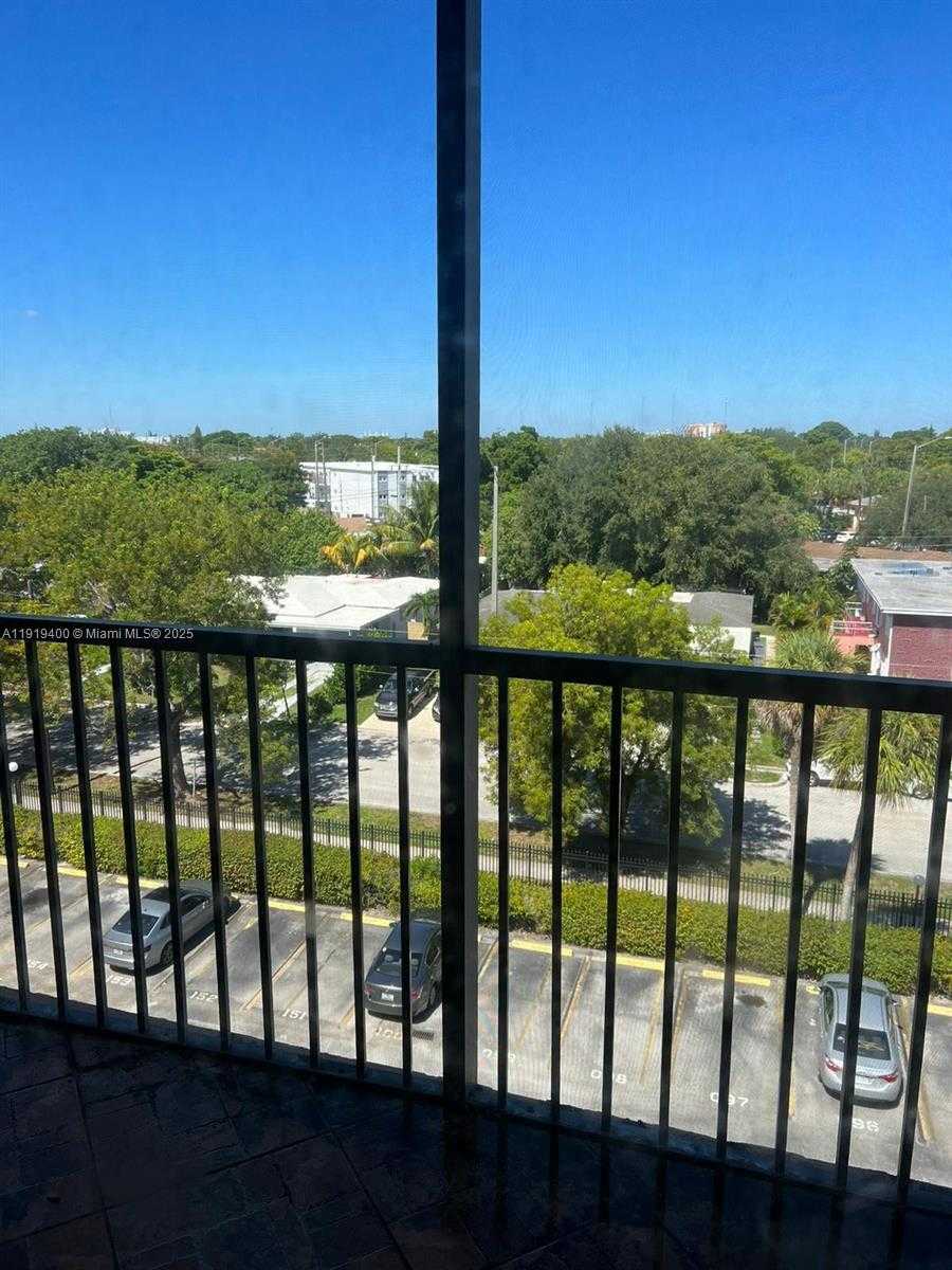 Small Image of 16950 WEST DIXIE HWY A631 HWY #631, North Miami Beach Number 2