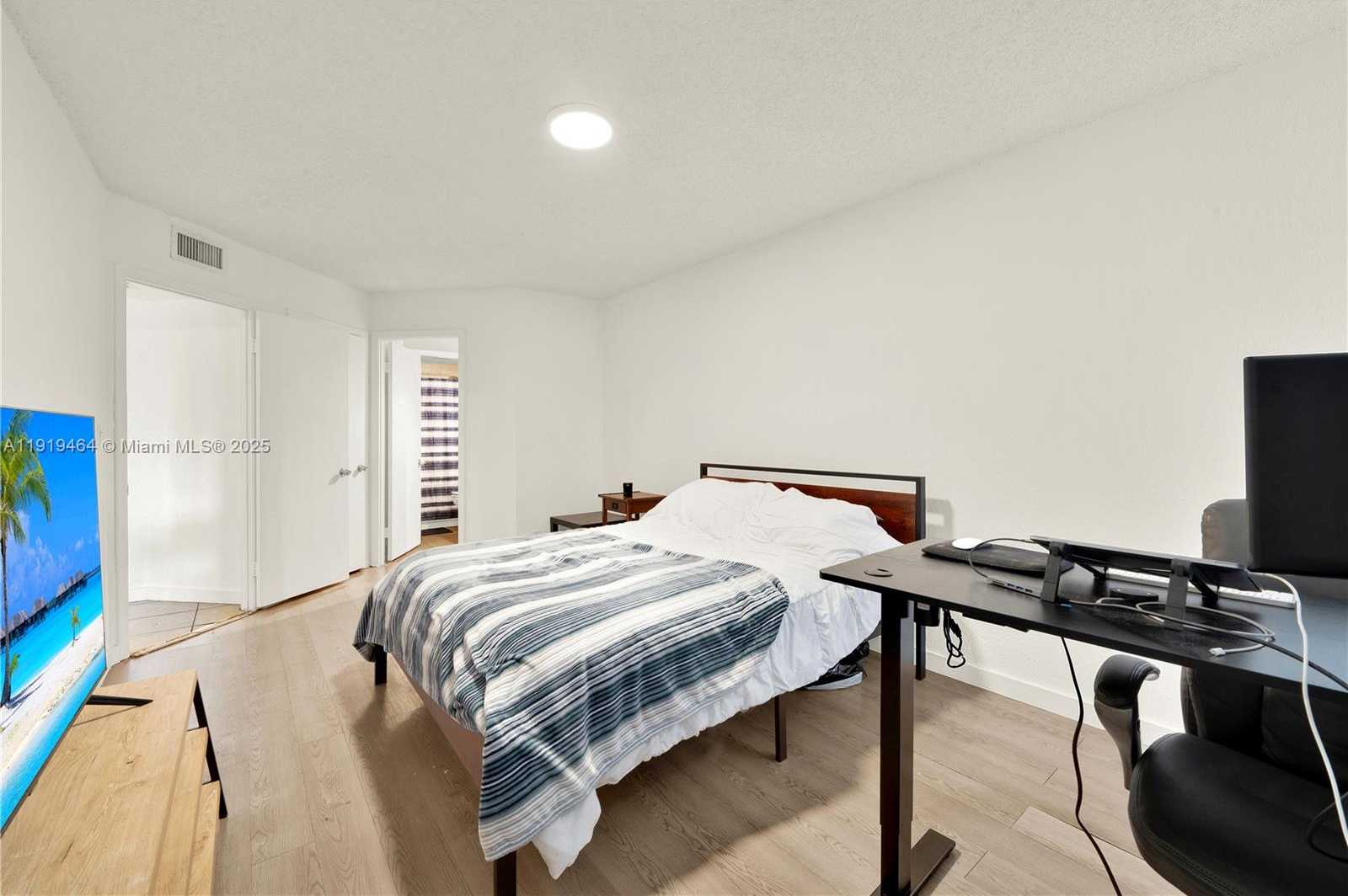 Small Image of 8290 LAKE DR #444, Doral Number 15