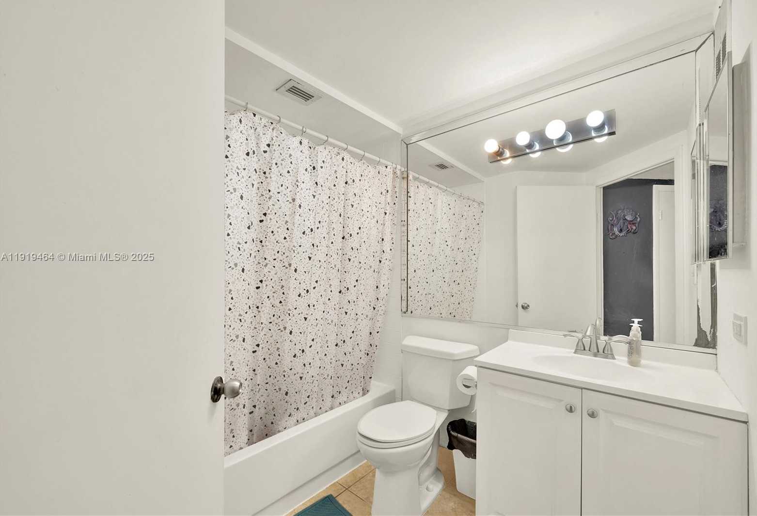 Small Image of 8290 LAKE DR #444, Doral Number 3