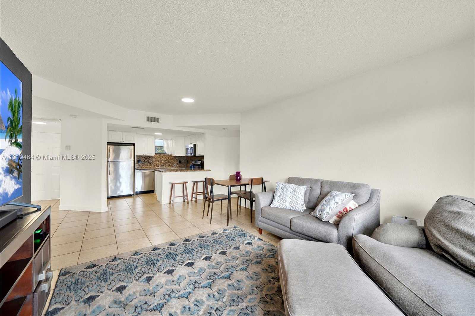 Small Image of 8290 LAKE DR #444, Doral Number 7