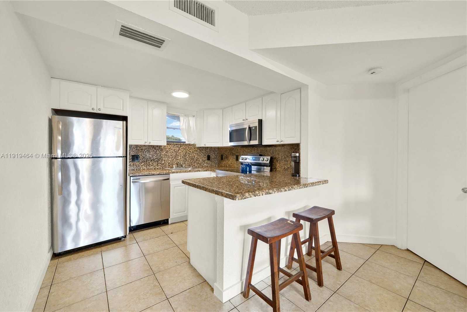 Small Image of 8290 LAKE DR #444, Doral Number 8