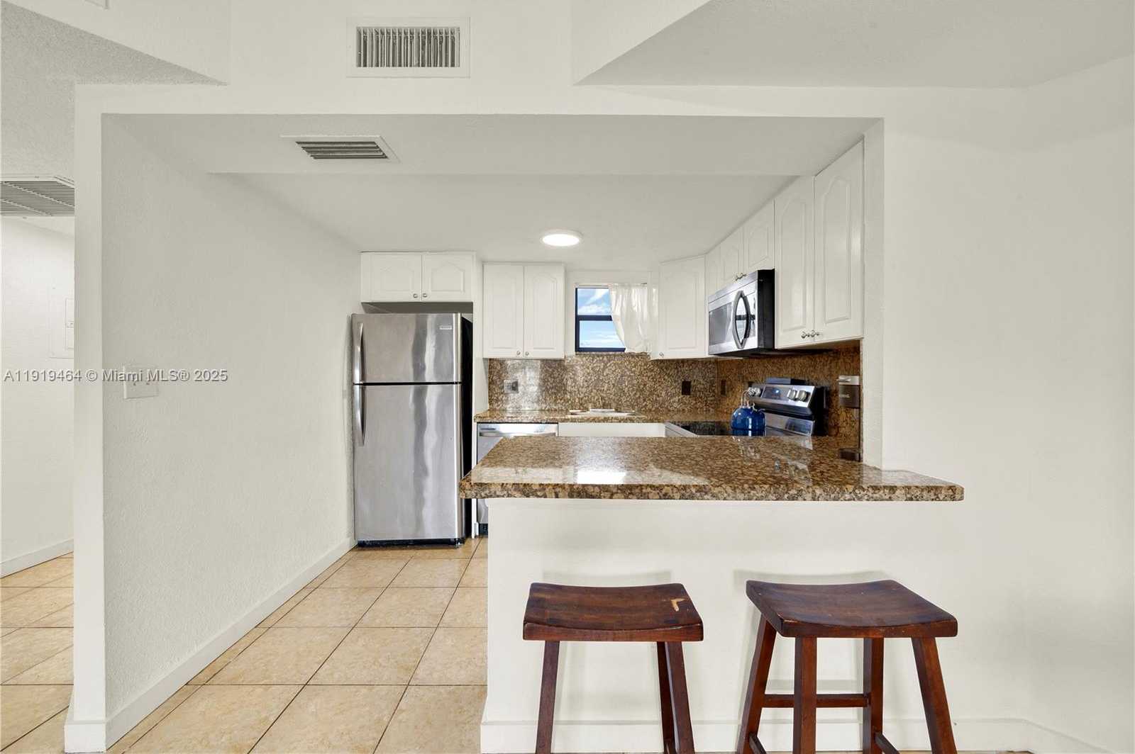 Small Image of 8290 LAKE DR #444, Doral Number 9