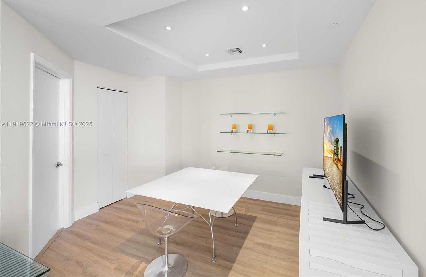 Small Image of 4775 COLLINS AVE #PH4306, Miami Beach Number 3