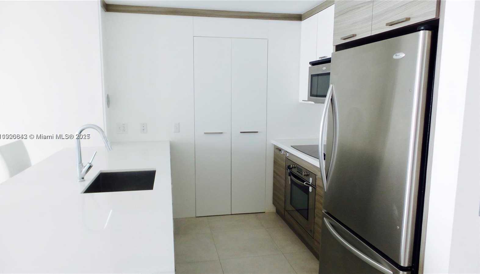 Small Image of 300 SOUTH BISCAYNE BLVD #T-1814, Miami Number 5