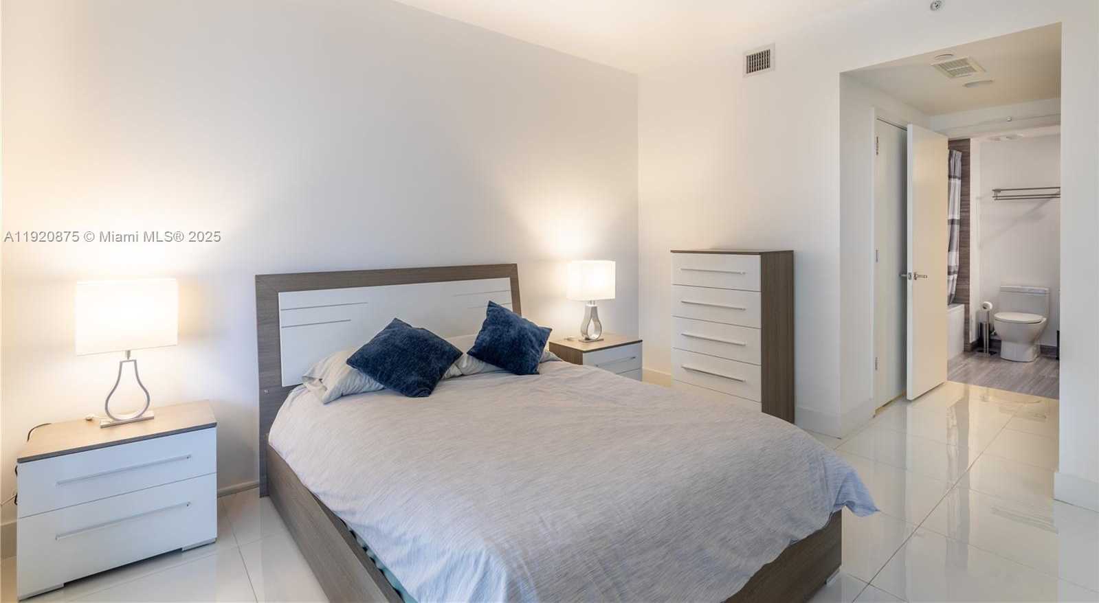 Small Image of 1010 BRICKELL AVE #4207, Miami Number 8