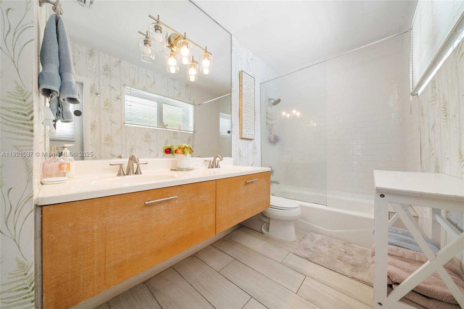 Small Image of 341 ISLAND DR, Key Biscayne Number 13