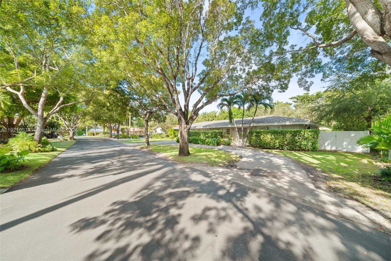 Small Image of 341 ISLAND DR, Key Biscayne Number 3