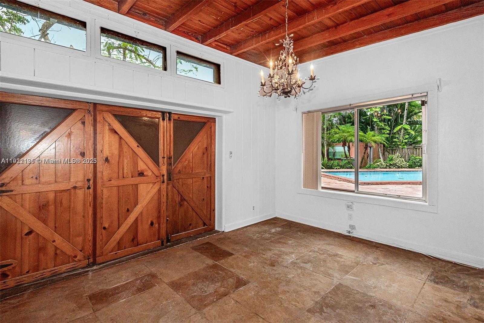 Small Image of 3656 AVOCADO AVE, Miami Number 10