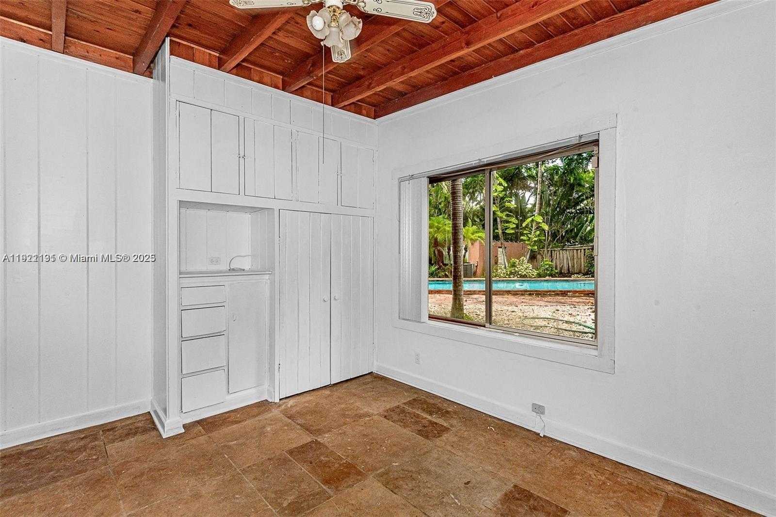 Small Image of 3656 AVOCADO AVE, Miami Number 14