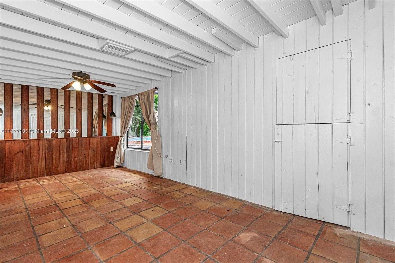 Small Image of 3656 AVOCADO AVE, Miami Number 16