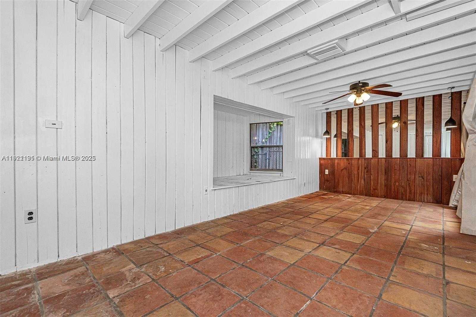 Small Image of 3656 AVOCADO AVE, Miami Number 17