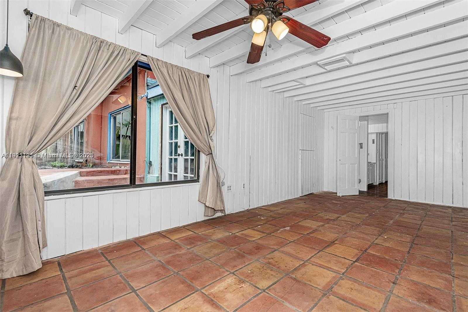 Small Image of 3656 AVOCADO AVE, Miami Number 18