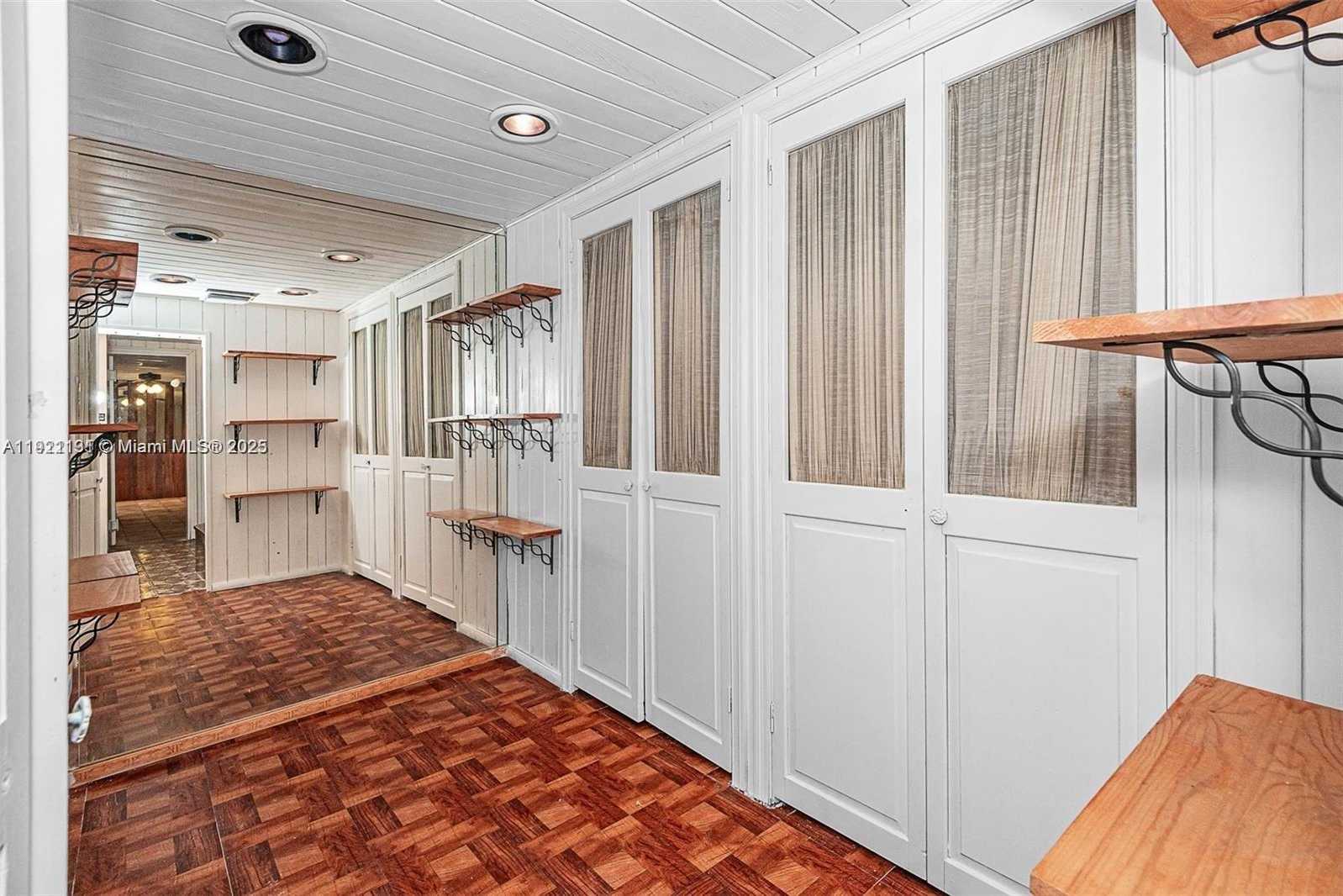 Small Image of 3656 AVOCADO AVE, Miami Number 19