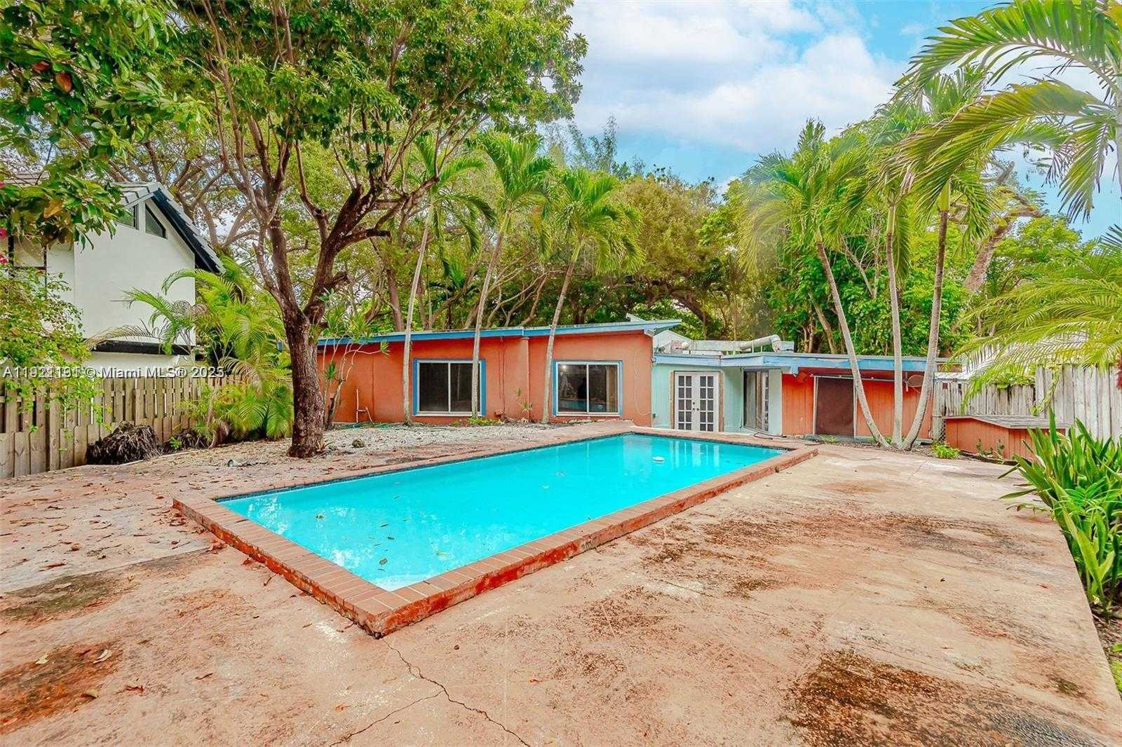 Small Image of 3656 AVOCADO AVE, Miami Number 2