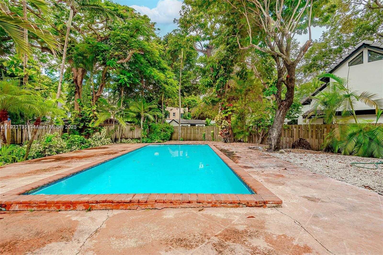 Small Image of 3656 AVOCADO AVE, Miami Number 3