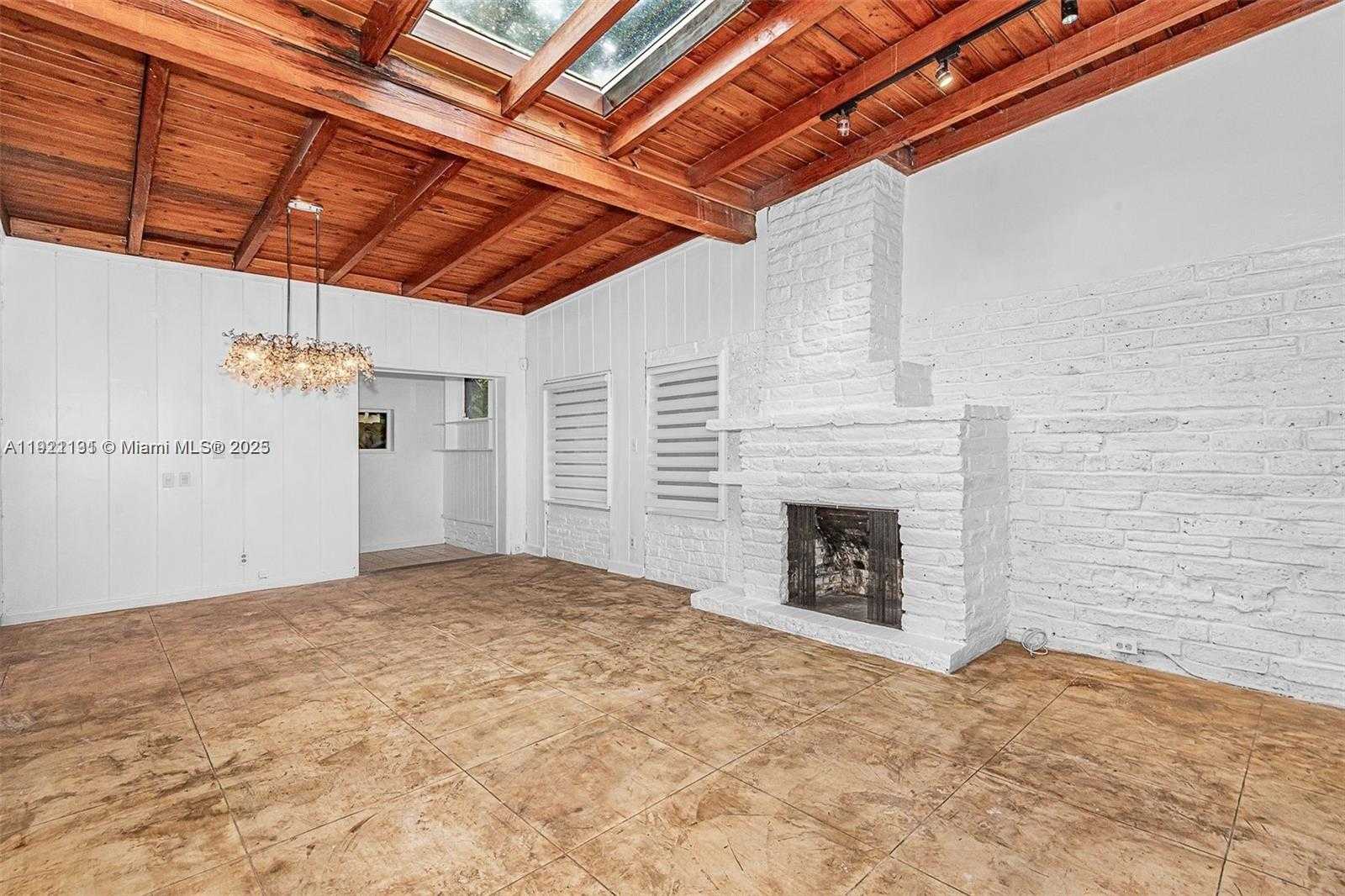 Small Image of 3656 AVOCADO AVE, Miami Number 5