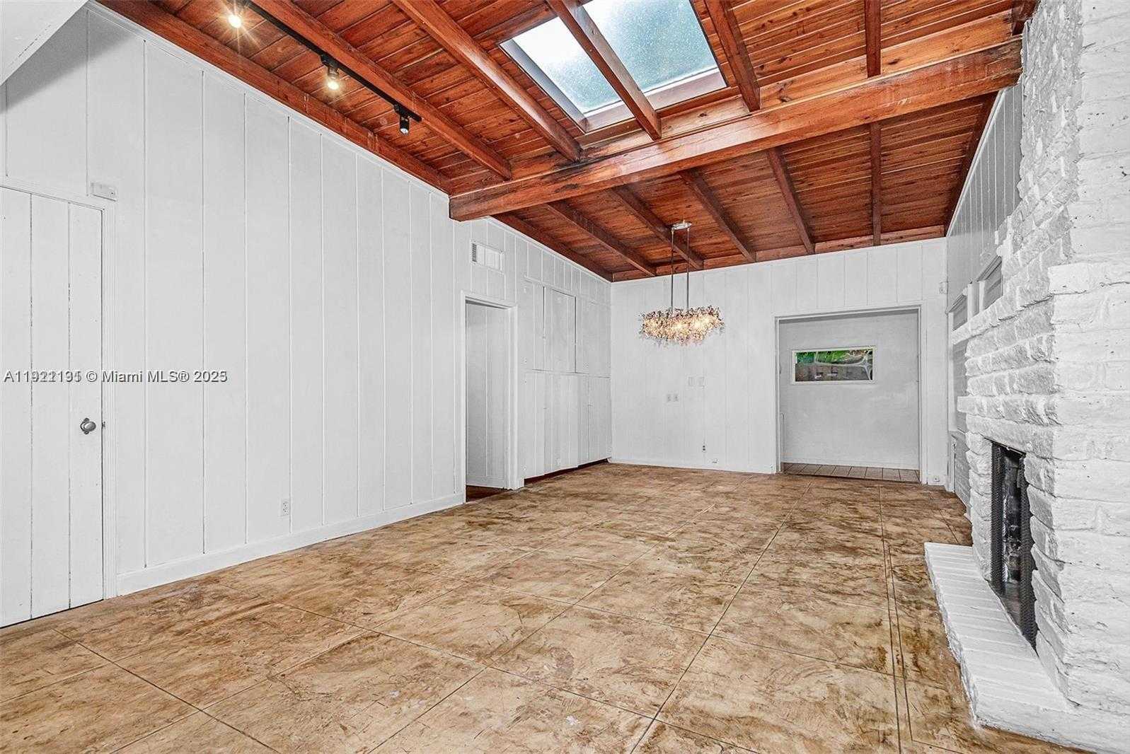 Small Image of 3656 AVOCADO AVE, Miami Number 6