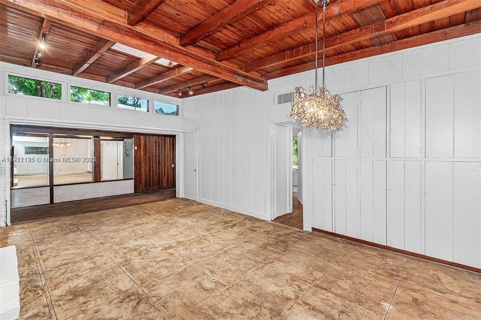 Small Image of 3656 AVOCADO AVE, Miami Number 8