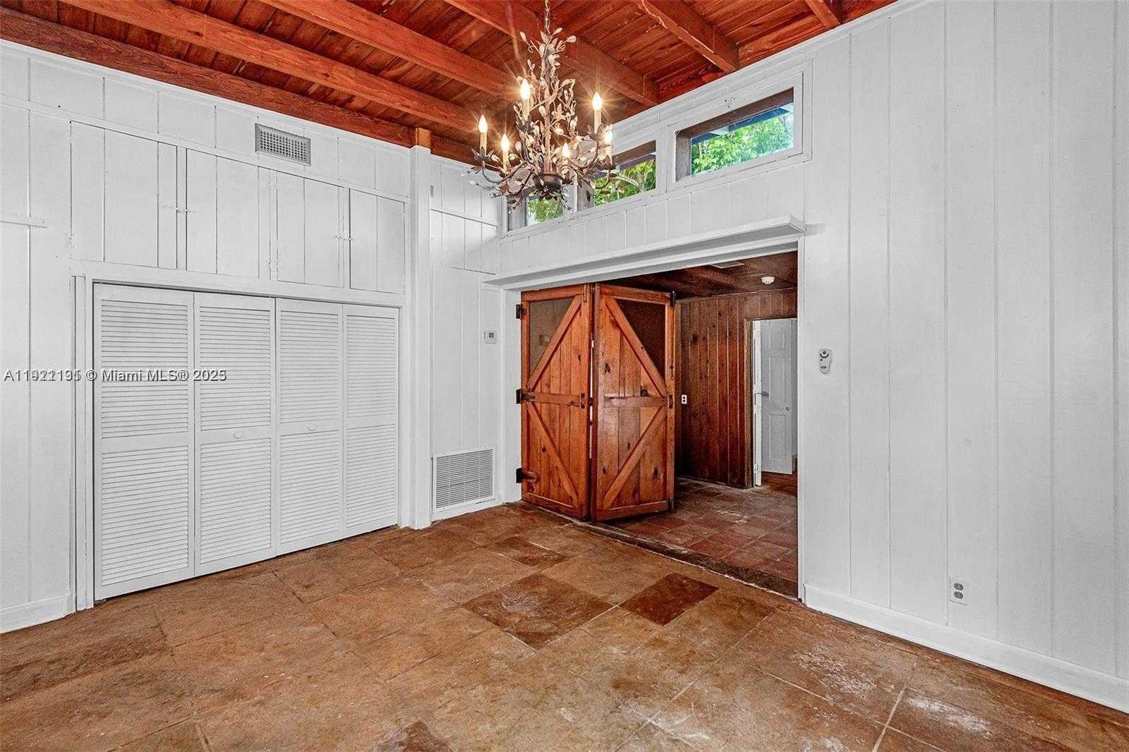 Small Image of 3656 AVOCADO AVE, Miami Number 9