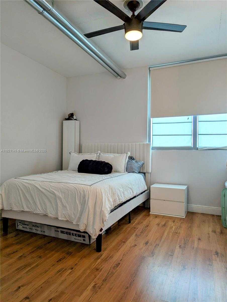 Small Image of 690 SOUTH WEST 1ST CT #1423, Miami Number 5