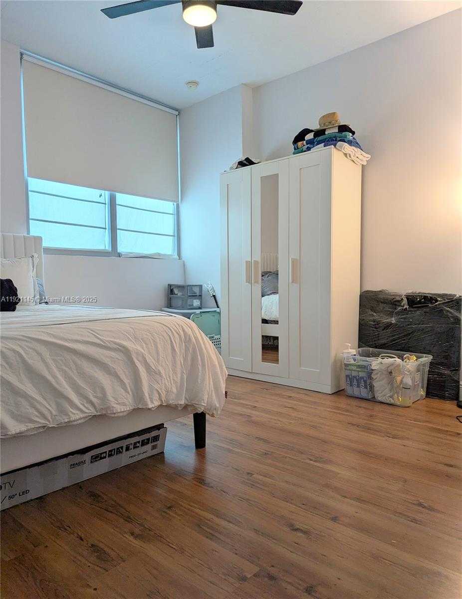 Small Image of 690 SOUTH WEST 1ST CT #1423, Miami Number 6