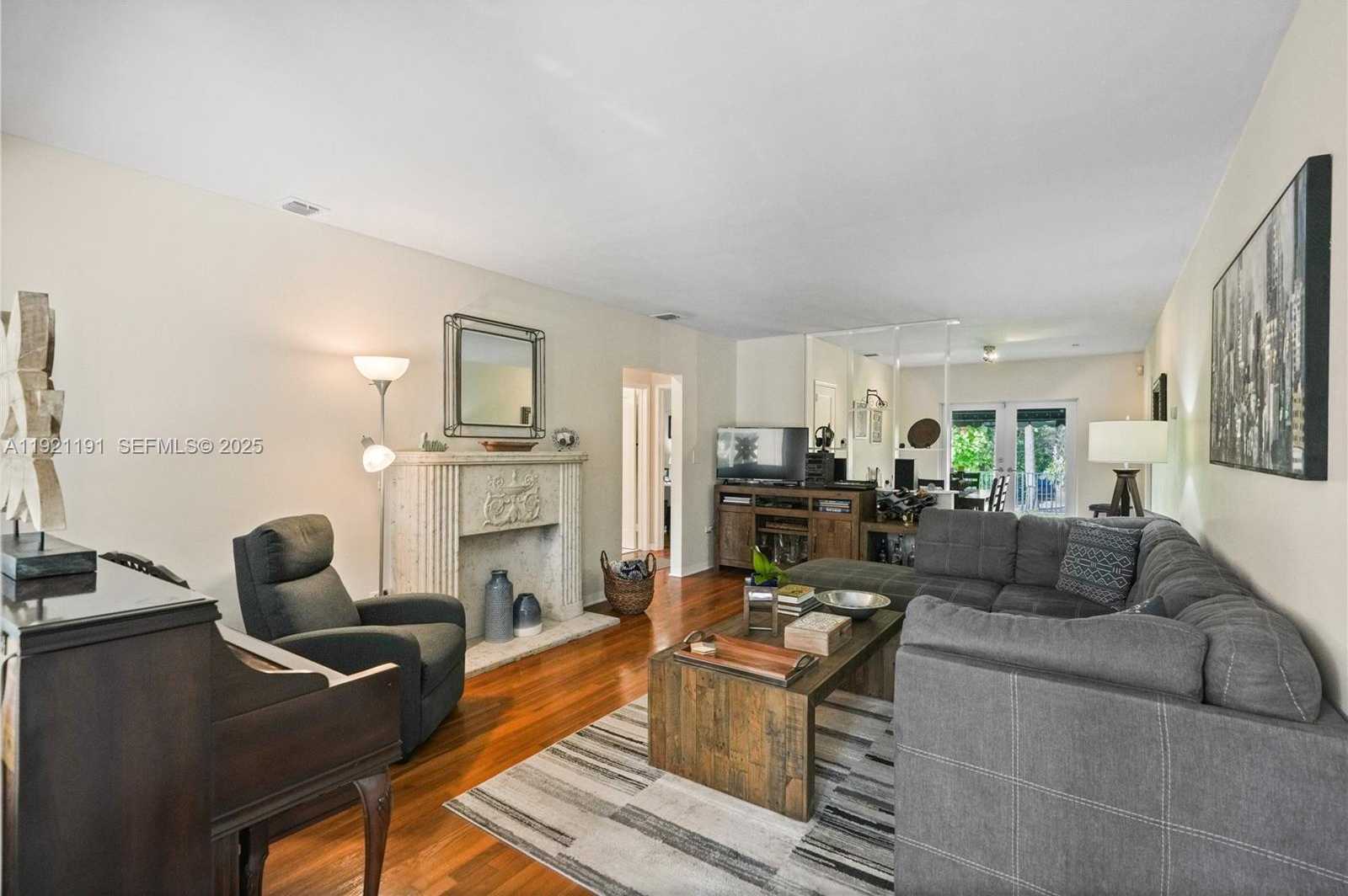 Small Image of 924 EL RADO ST, Coral Gables Number 4