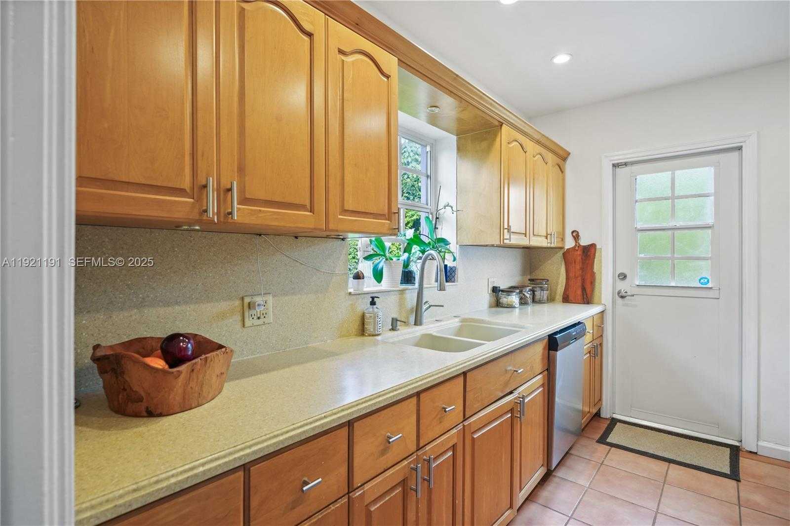 Small Image of 924 EL RADO ST, Coral Gables Number 9