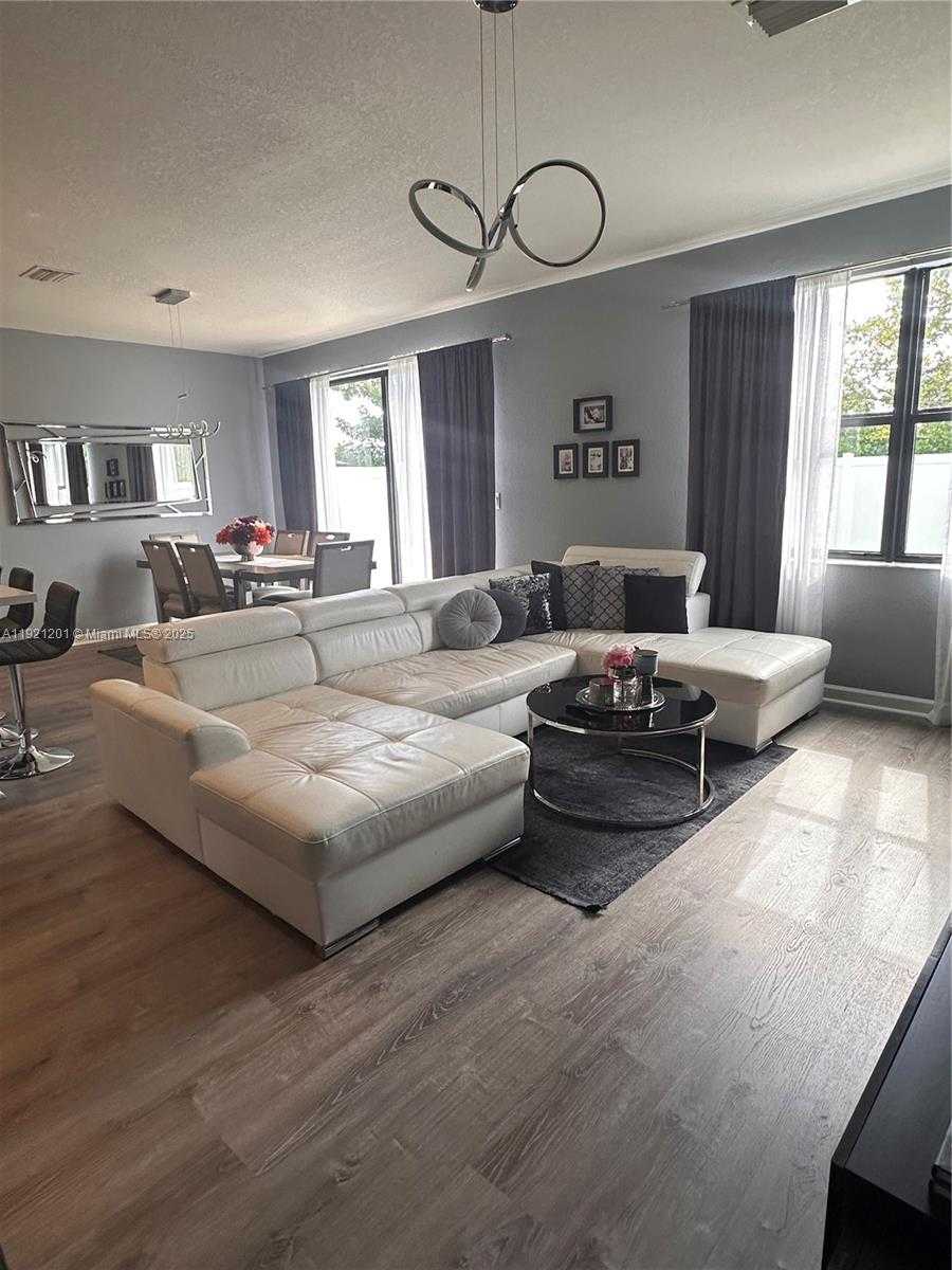 Small Image of Hialeah Number 12