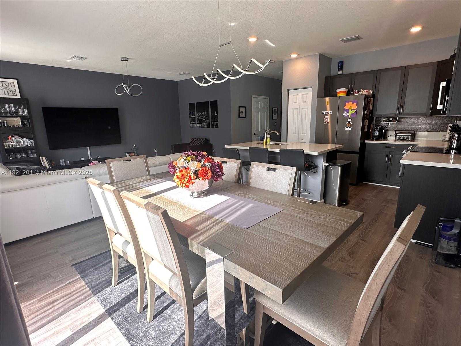 Small Image of Hialeah Number 14