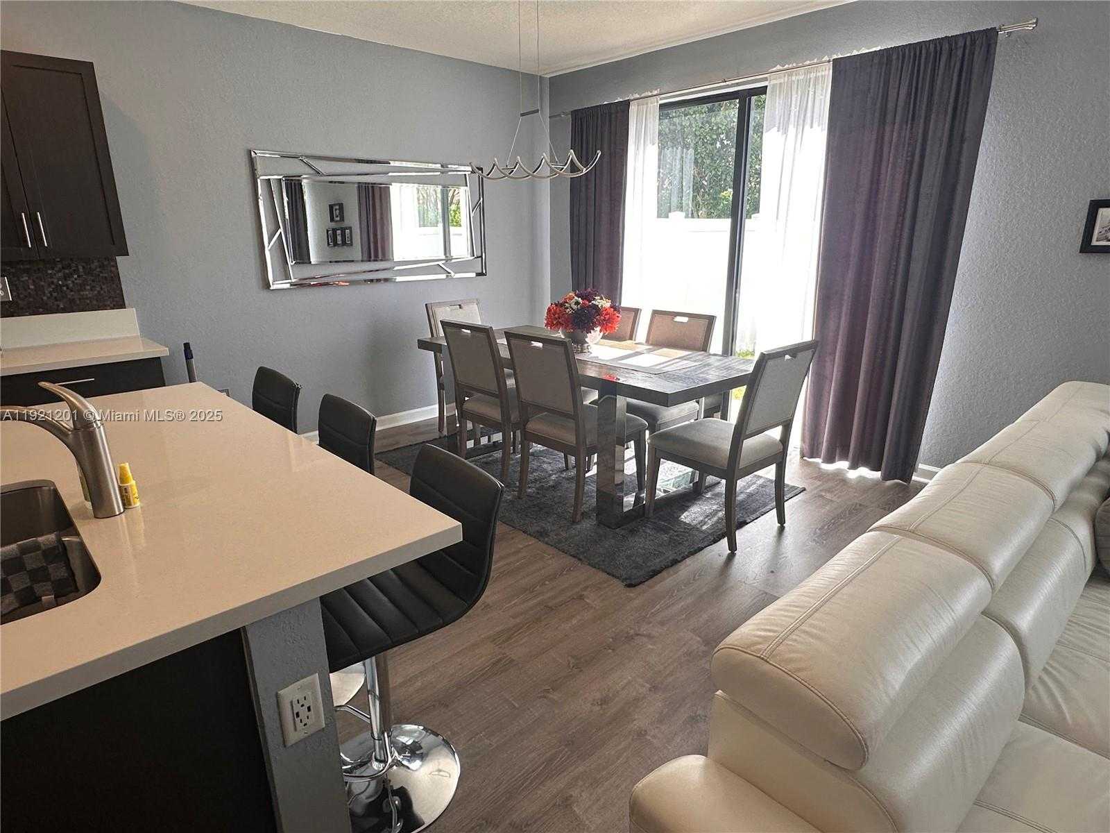 Small Image of Hialeah Number 15