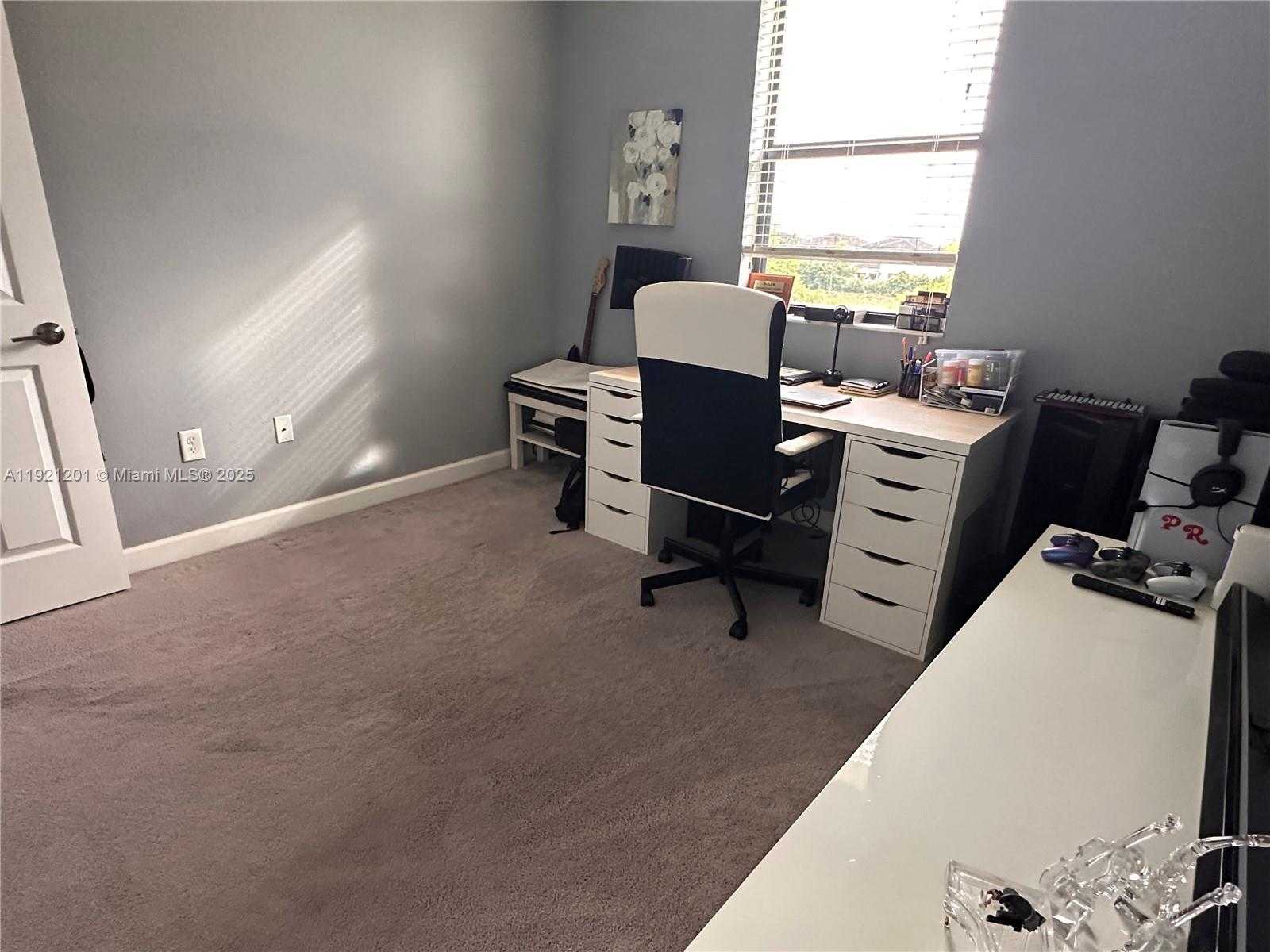 Small Image of Hialeah Number 32