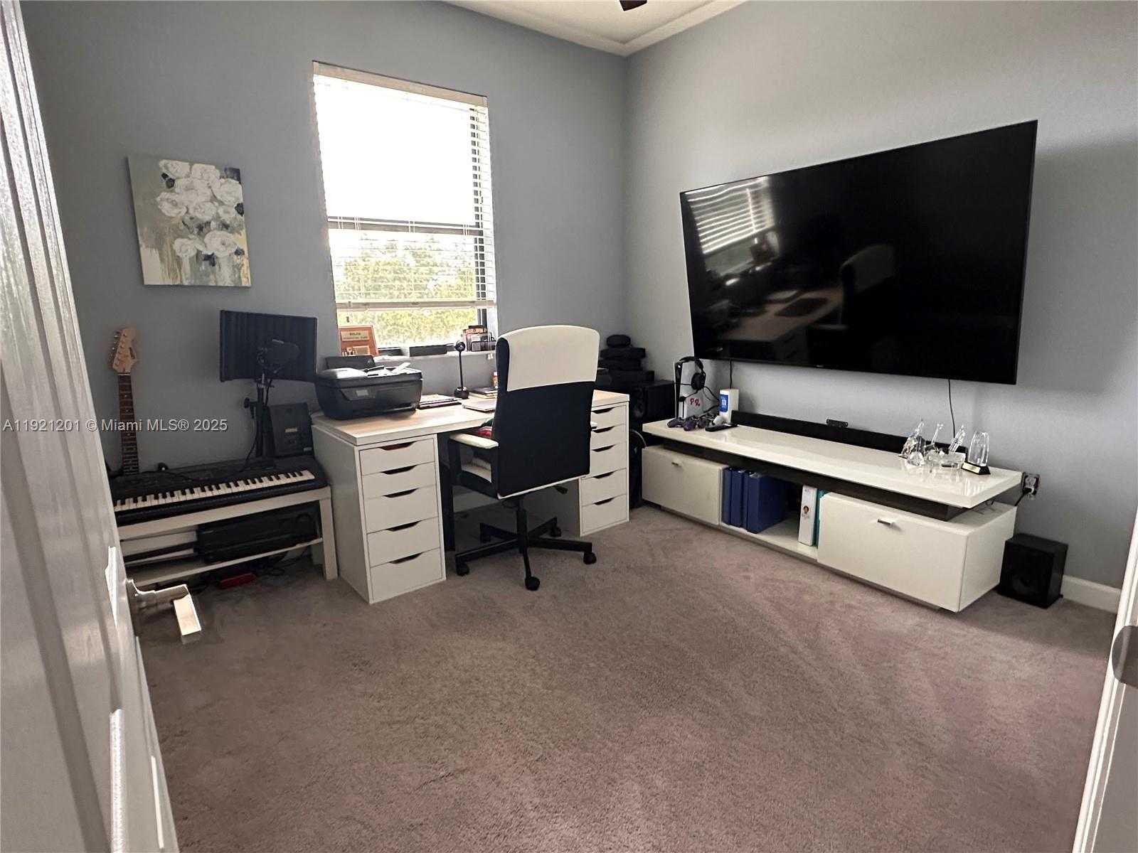 Small Image of Hialeah Number 33