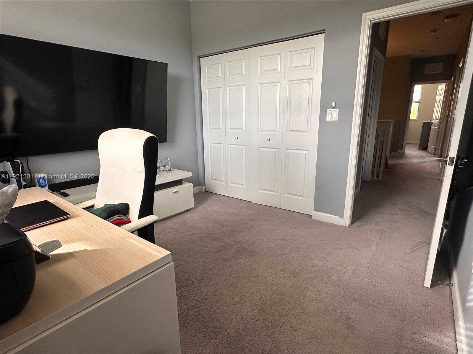 Small Image of Hialeah Number 34