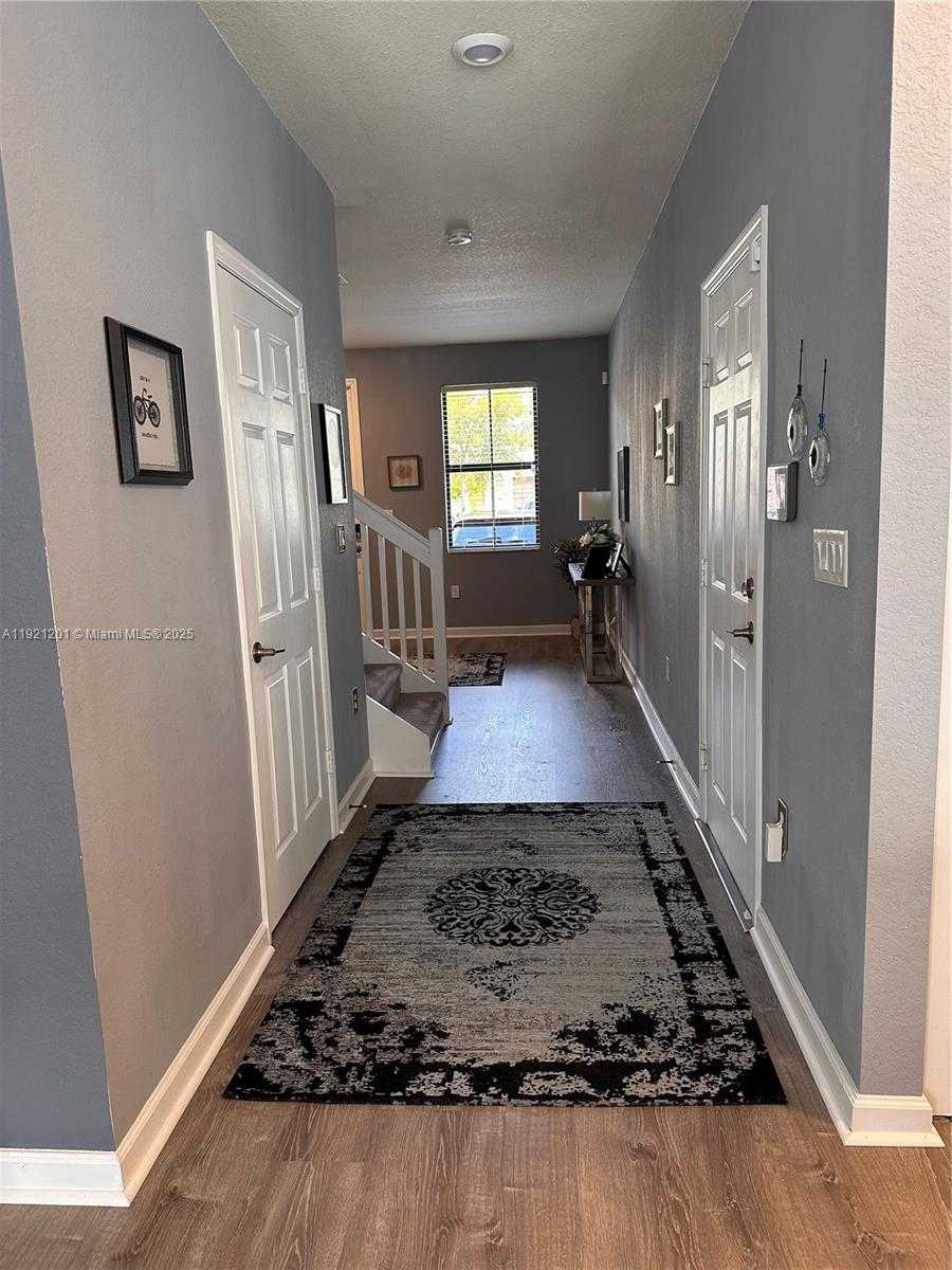 Small Image of Hialeah Number 8