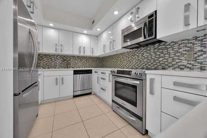 Small Image of 5600 COLLINS AVE #4H, Miami Beach Number 12