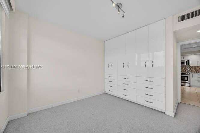 Small Image of 5600 COLLINS AVE #4H, Miami Beach Number 17