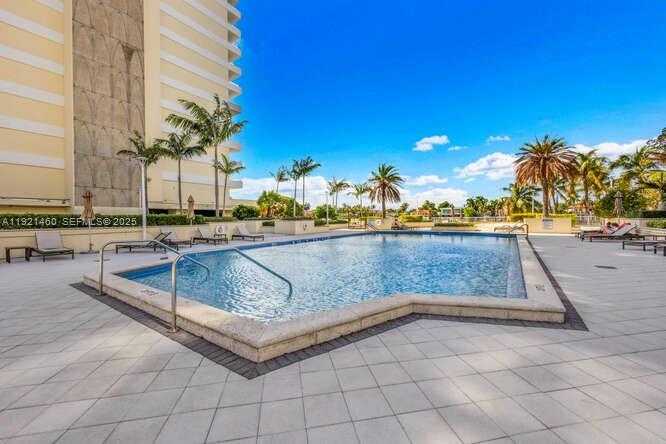 Small Image of 5600 COLLINS AVE #4H, Miami Beach Number 23